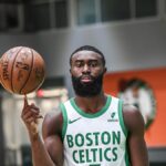 Pourquoi Jaylen Brown cache le swoosh de ses Nike ?