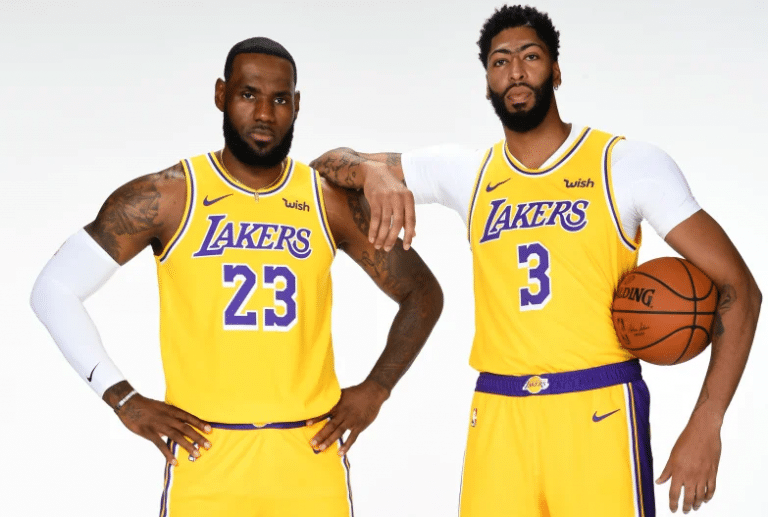 Pourquoi LeBron  James  joue t il avec les maillots num ros 